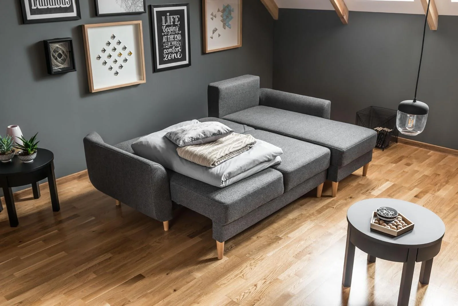 Szara sofa z funkcją spania